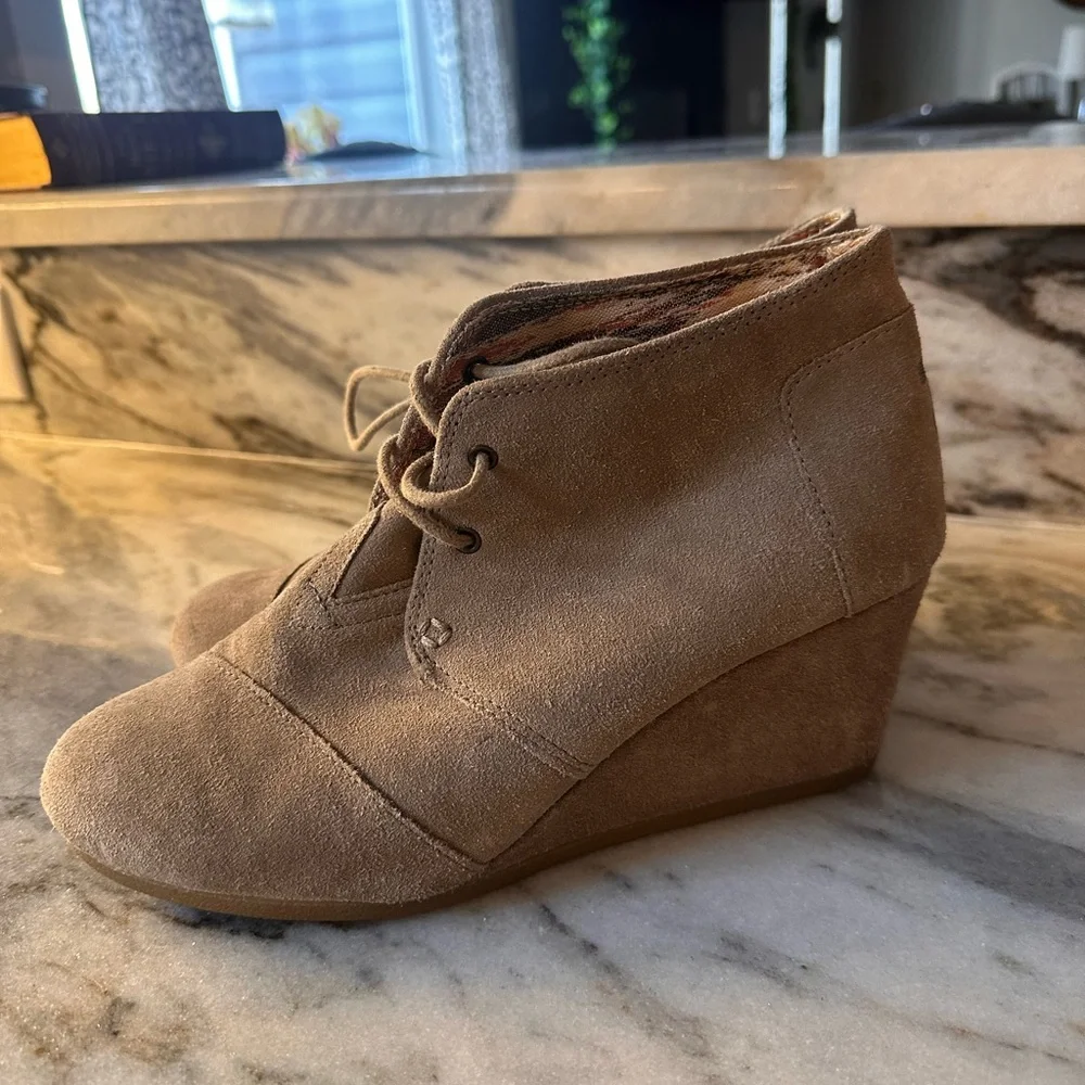 Toms Size 9 Women's Suede Wedge Lace Up Ankle Boots - Taupe‎